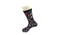 Οι αντιολισθητικές μαύρες τρισδιάστατες τυπωμένες κάλτσες με πολύ το λευκό σχολιάζουν την ελαστικότητα άνετη