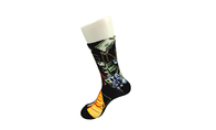Οι αντιολισθητικές μαύρες τρισδιάστατες τυπωμένες κάλτσες με πολύ το λευκό σχολιάζουν την ελαστικότητα άνετη