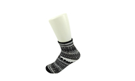 Οι τυπωμένες κάλτσες των αντι αποκρουστικών ατόμων λωρίδων χρώματος με πολύ το λευκό σχολιάζουν την ίνα