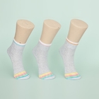 Γκρίζες κάλτσες αστραγάλων των αναπνεύσιμων θερινού χρώματος ατόμων λωρίδων με τα υλικά Elastane