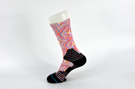 Διαφορετικές κάλτσες καλαθοσφαίρισης χρωμάτων παχιές με το γρήγορο ξηρό απορροφητικό τύπο ιδρώτα