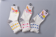Οι ελαστικές επίμονες ρόδινες κάλτσες μωρών βαμβακιού με πολύ το λευκό σχολιάζουν την ίνα