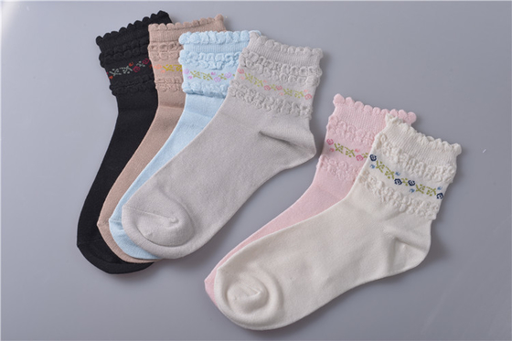 Οι ελαστικές επίμονες ρόδινες κάλτσες μωρών βαμβακιού με πολύ το λευκό σχολιάζουν την ίνα