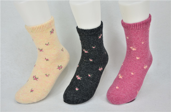 Οι ελαστικές επίμονες πορφυρές ανακυκλωμένες κάλτσες βαμβακιού με πολύ το λευκό σχολιάζουν την ίνα