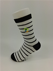 Οι αναπνεύσιμες κάλτσες βαμβακιού παιδιών υπηρεσιών cOem δροσίζουν των ατόμων από τα διαφορετικά λωρίδες χρώματος